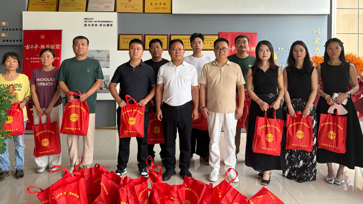 杨凌示范区总工会走进古关中酒开展夏日慰问活动